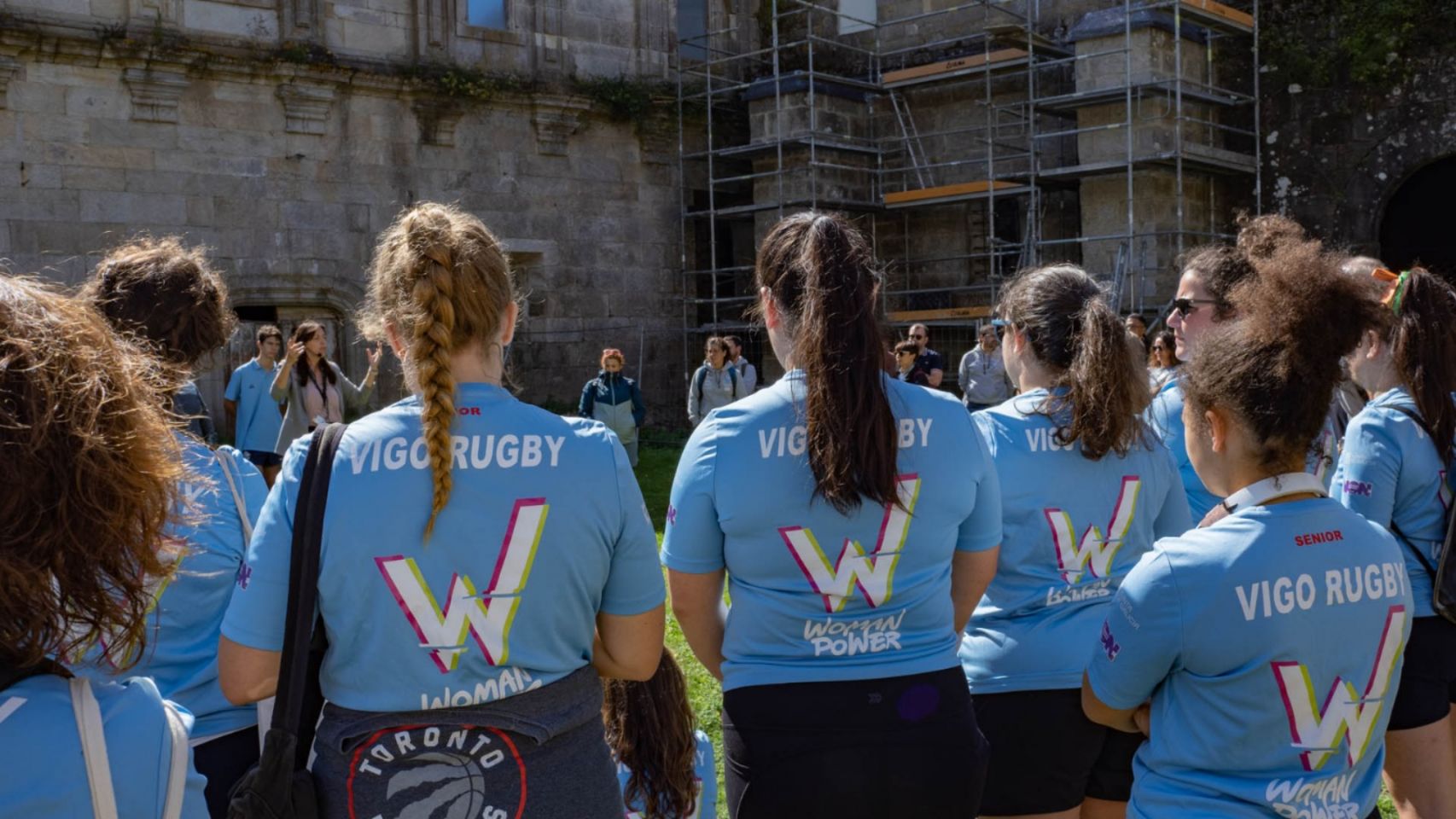 Jugadoras del Kaleido Vigo Rugby asisten a la visita guiada en el Mosteiro de Oia.
