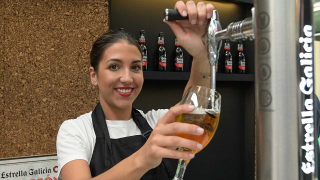 Judith Insua, mejor tiradora de cerveza del norte de Galicia.