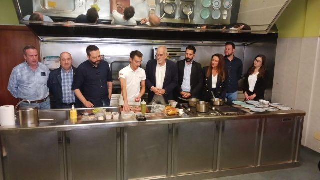 El concejal Sindo Guinarte, con Thor Rodríguez y el cocinero Café La Morena