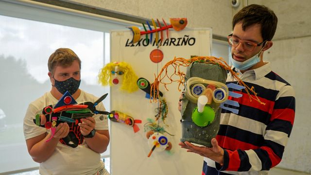 Usuarios de Down Coruña asisten a un taller sobre arte y reciclaje