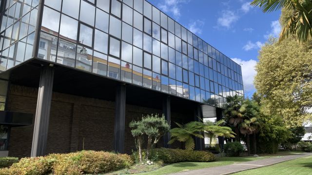El edificio que albergará la fábrica de chips fotónicos en Vigo.