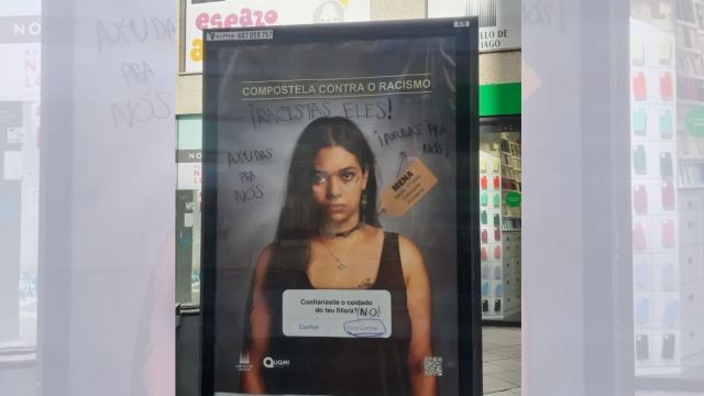 Cartel de la campaña "Compostela contra o racismo" vandalizado