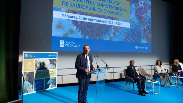 El conselleiro de Sanidade, Julio García Comesaña, interviene en el acto de presentación de la Estratexia de eliminación da Hepatite C.