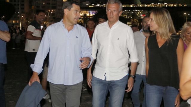 El presidente de la Xunta de Galicia, Alfonso Rueda (i1); el presidente de la Junta de Andalucía, Juanma Moreno (i2); y la delegada de la Xunta en Vigo, Marta Fernández Tapias, asisten al concierto del cantante C Tangana en Vigo.