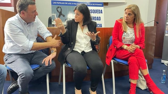 Reunión de representantes del PSdeG con familiares de las víctimas del 'Villa de Pitanxo'.