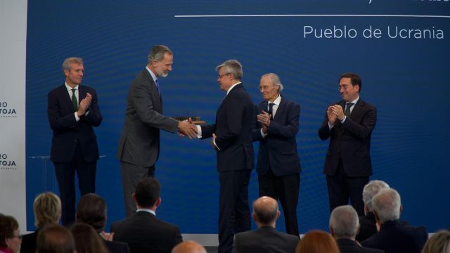 El embajador de Ucrania en España, Serhii Pohoreltsev, recibe el premio Foro La Toja al pueblo ucraniano de manos del rey Felipe VI, acompañado en el escenario por el presidente de la Xunta, Alfonso Rueda. 