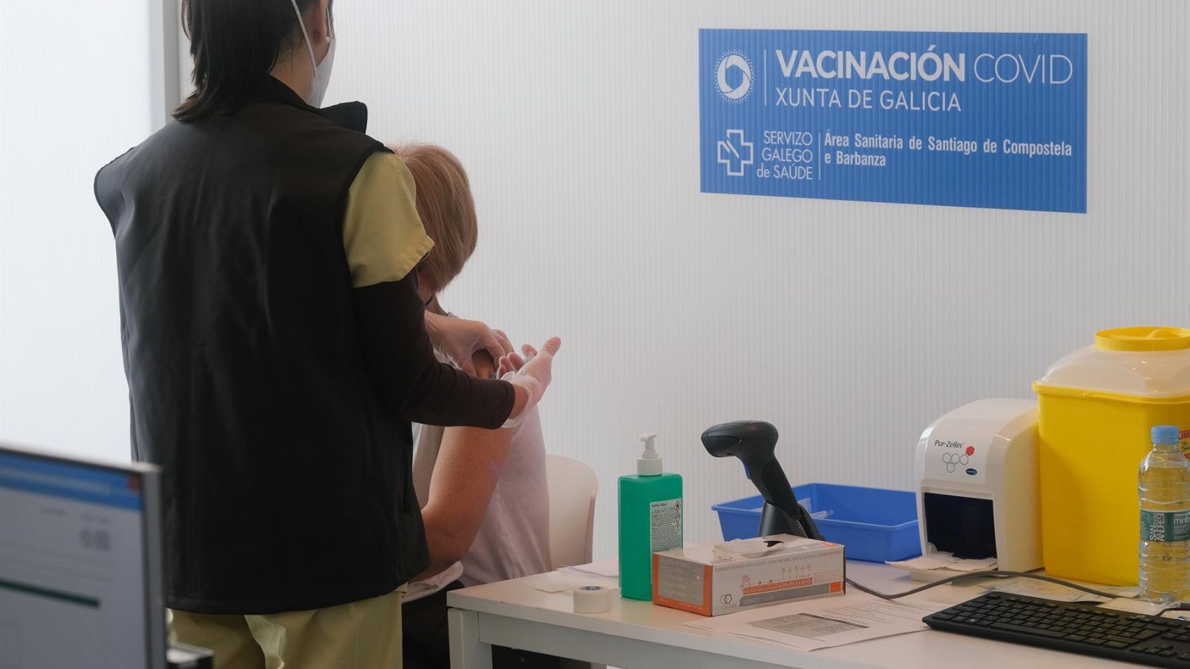 Un sanitario administra la primera dosis de la vacuna AstraZeneca contra la COVID-19 en la Cidade da Cultura de Santiago de Compostela.