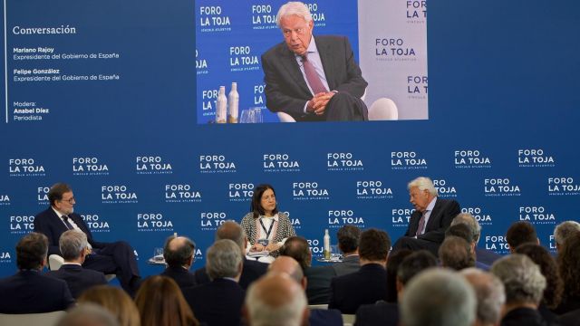 Los expresidentes del Gobierno de España, Mariano Rajoy y Felipe González (i), participan en una conferencia durante el Foro de La Toja. 