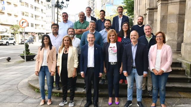 Alcaldes y alcaldesas socialistas de la provincia de Pontevedra, reunidos en Vigo para trasladar su apoyo a la pesca de fondo.