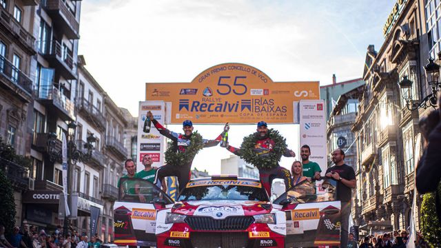 Victor Senra y David Vázquez celebrando su victoria en el Rallye Recalvi Rías Baixas. 