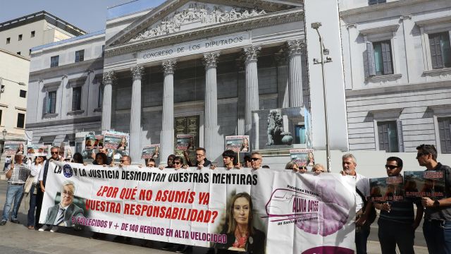 Un grupo de personas perteneciente a la plataforma de víctimas del Alvia de Santiago se concentra frente a las puertas del Congreso de los Diputados, a 3 de octubre de 2022, en Madrid
