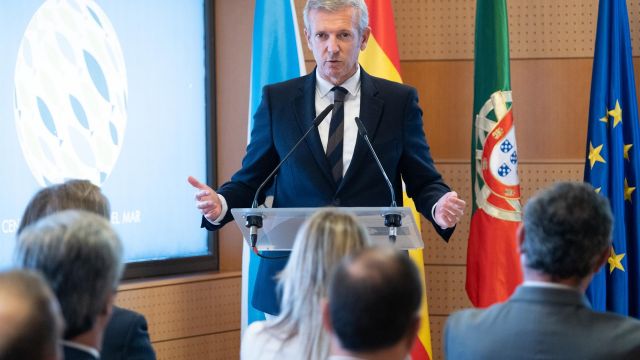 El presidente de la Xunta, Alfonso Rueda, en la clausura de la jornada 'Desafíos actuales en infraestructuras transfronterizas y desarrollo económico de la eurorregión Galicia-Norte de Portugal', celebrada en la sede de la AECT en Vigo.