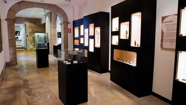 Colección de azabaches en el Museo de Pontevedra. 