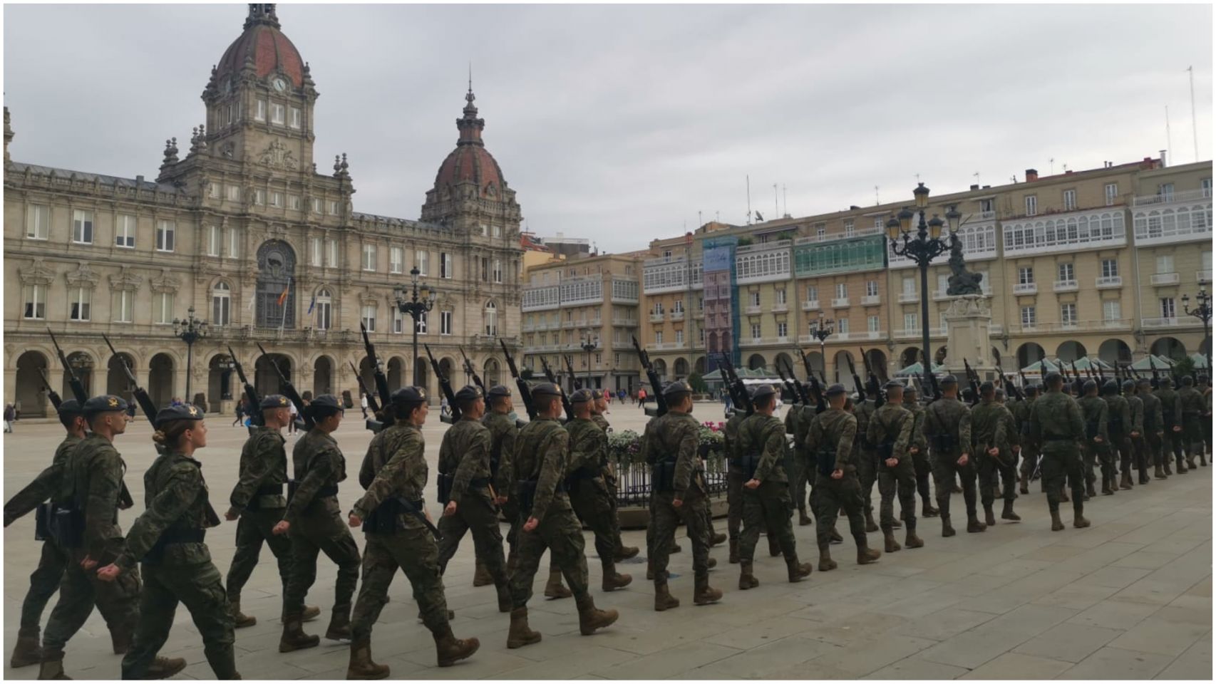 Ensayo del desfile militar para la cumbre a su paso por María Pita.