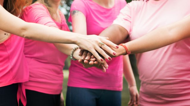 El Concello de Cambre se tiñe de rosa con motivo del mes de la lucha contra el cáncer de mama.