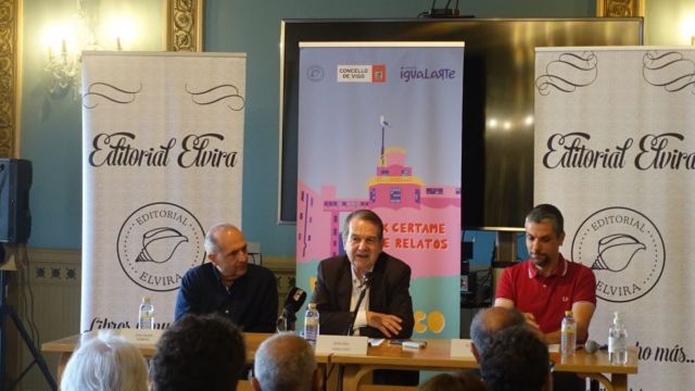 Xabier Romero, responsable de la Editorial Elvira; Abel Caballero, alcalde de Vigo, y el periodista Jacobo Buceta.