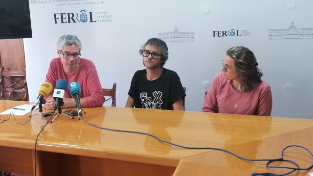 Dirigentes locales del BNG de Ferrol, encabezados por Iván Rivas, en rueda de prensa