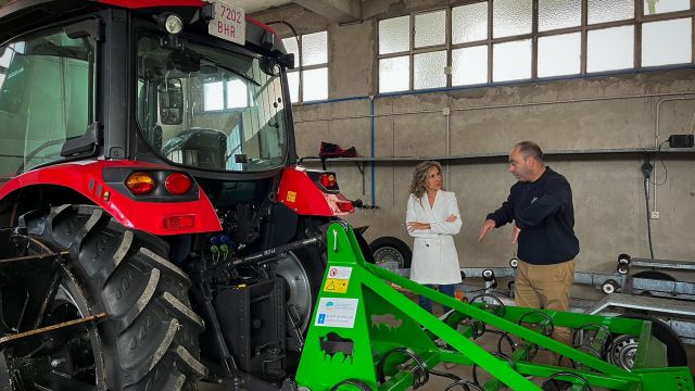 Martina Aneiros y Jorge López junto al nuevo tractor