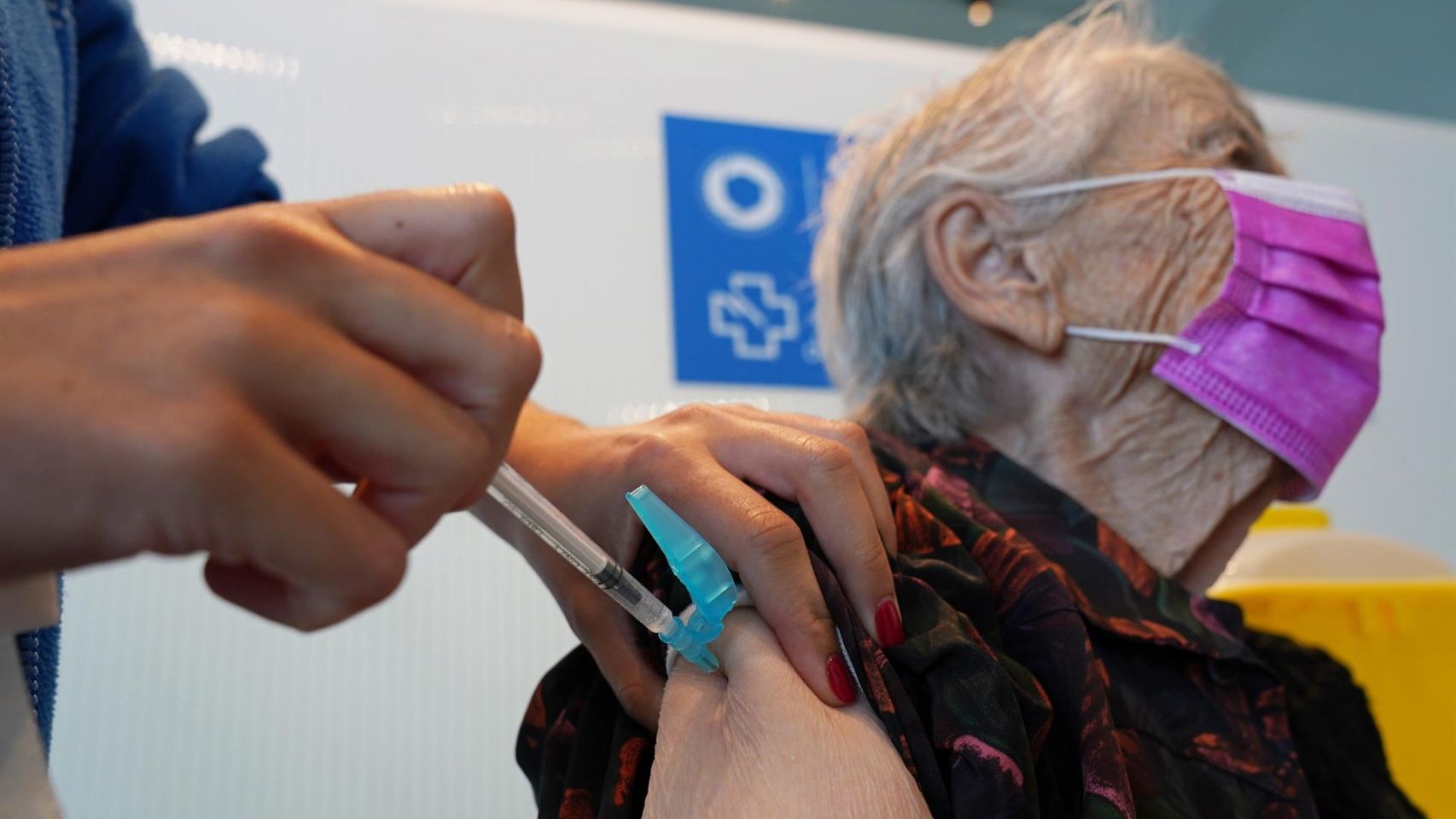 Una mujer se vacuna de la cuarta dosis de Pfizer en la Cidade da Cultura de Santiago de Compostela.