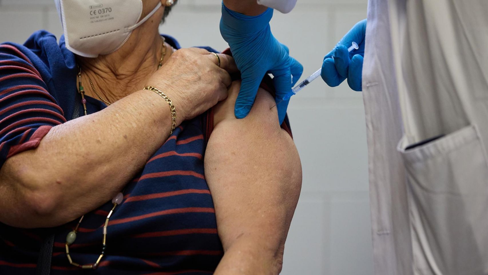 Un enfermero vacuna a una mujer contra Covid-19.