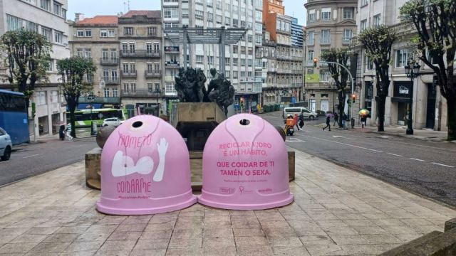 Contenedores de vidrio contra el cáncer de mama en la Gran Vía de Vigo. 