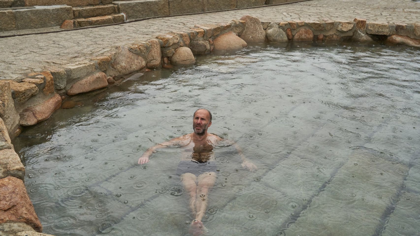 El alcalde de Ourense, Gonzalo Pérez Jácome, en bañador en la apertura de las termas. 