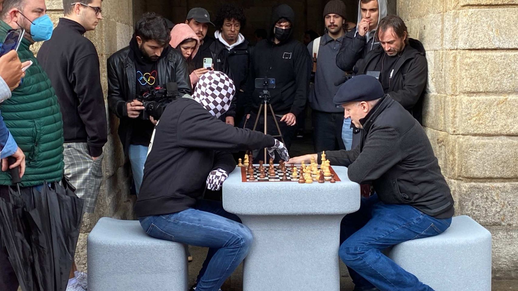 El Rey Enigma jugando una partida de ajedrez en Santiago