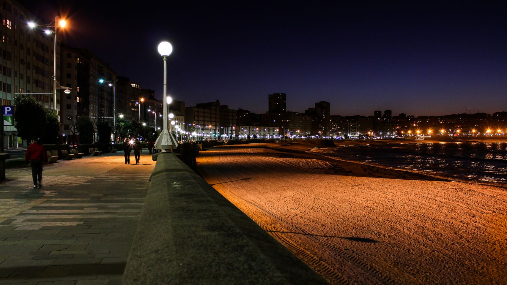 Paseo marítimo de A Coruña durante la noche