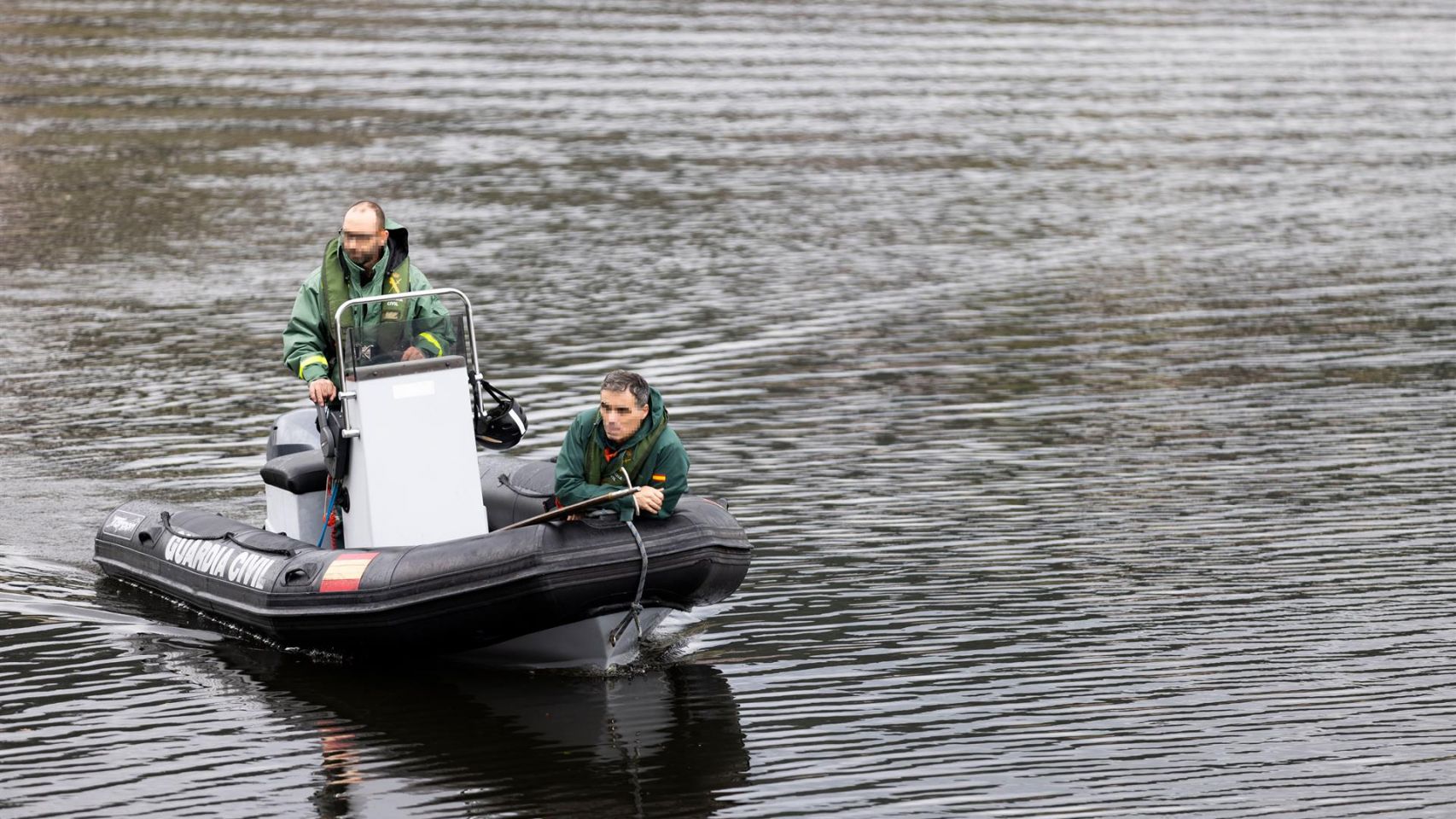 Dos guardias civiles en un dispositivo de búsqueda en la Ría de Pontevedra.