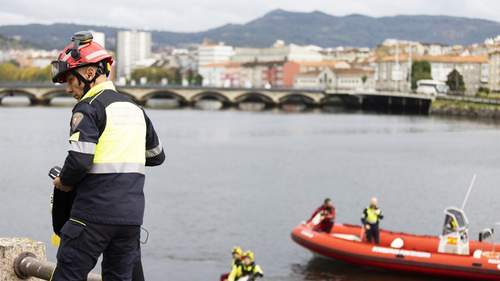 Un bombero en el dispositivo de búsqueda en Pontevedra, Galicia. 