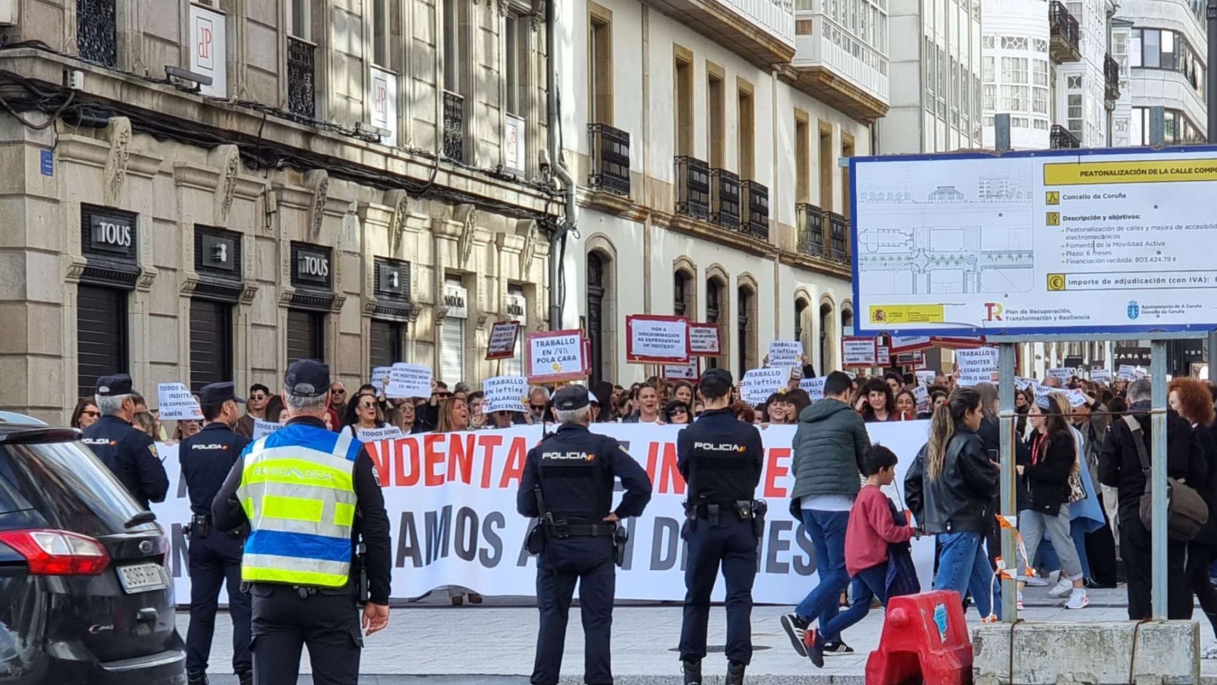 Dependientas de Inditex durante una manifestación en A Coruña.