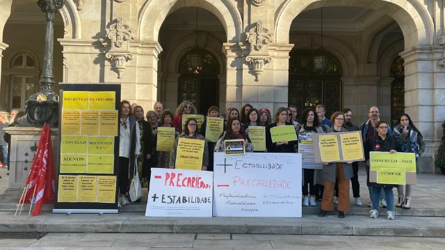 Trabajadoras de las bibliotecas de A Coruña protestan frente a María Pita.