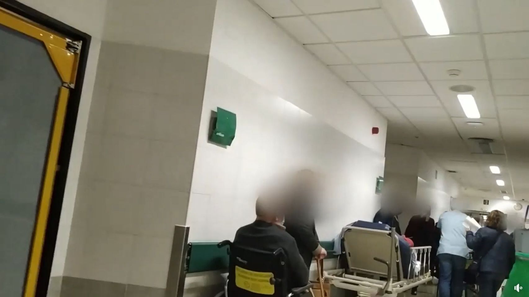 Pacientes en sillas de ruedas y camillas en los pasillos de las urgencias del Clínico de Santiago