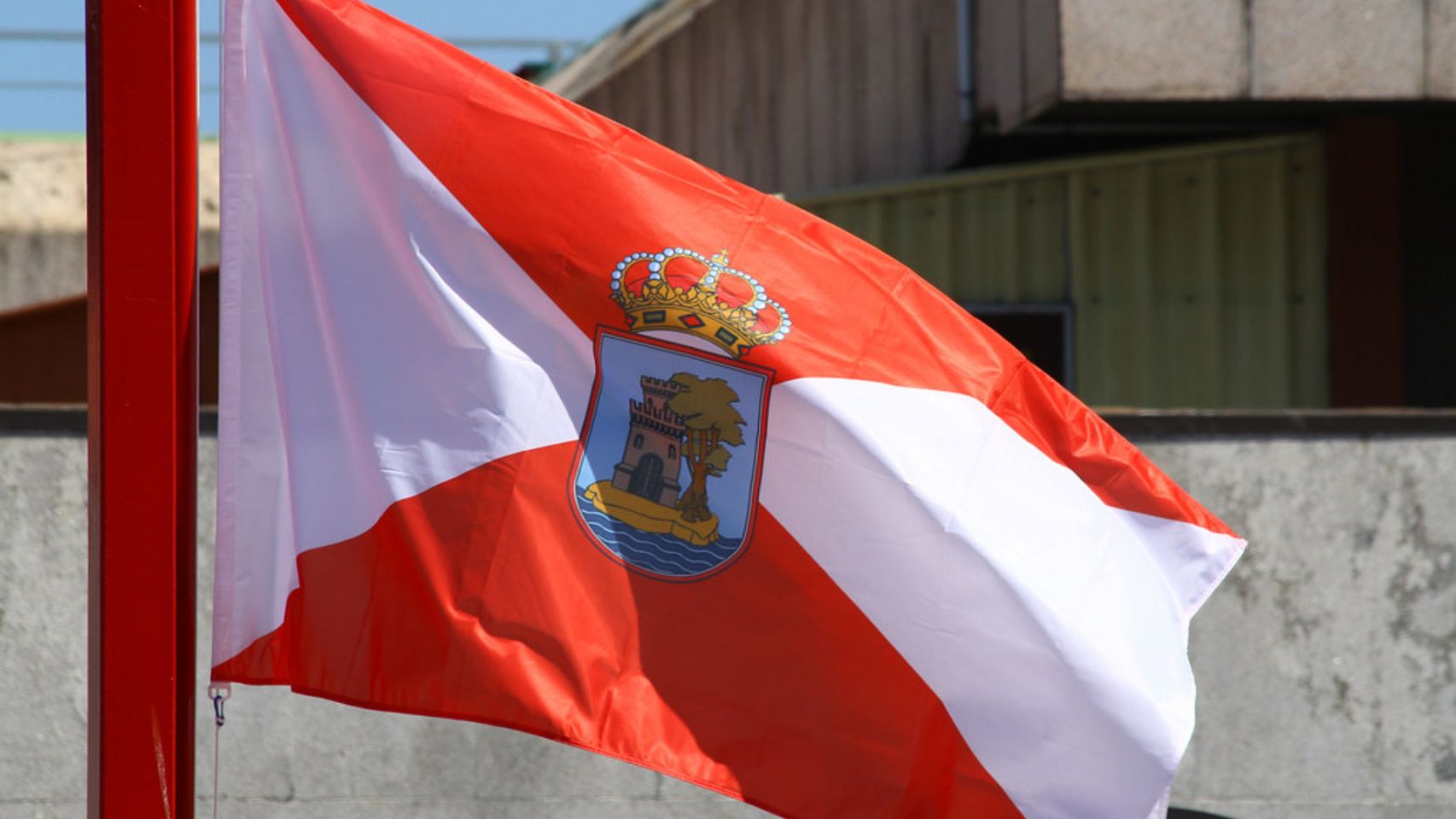 Bandera de Vigo con el escudo en la Plaza del Rey.