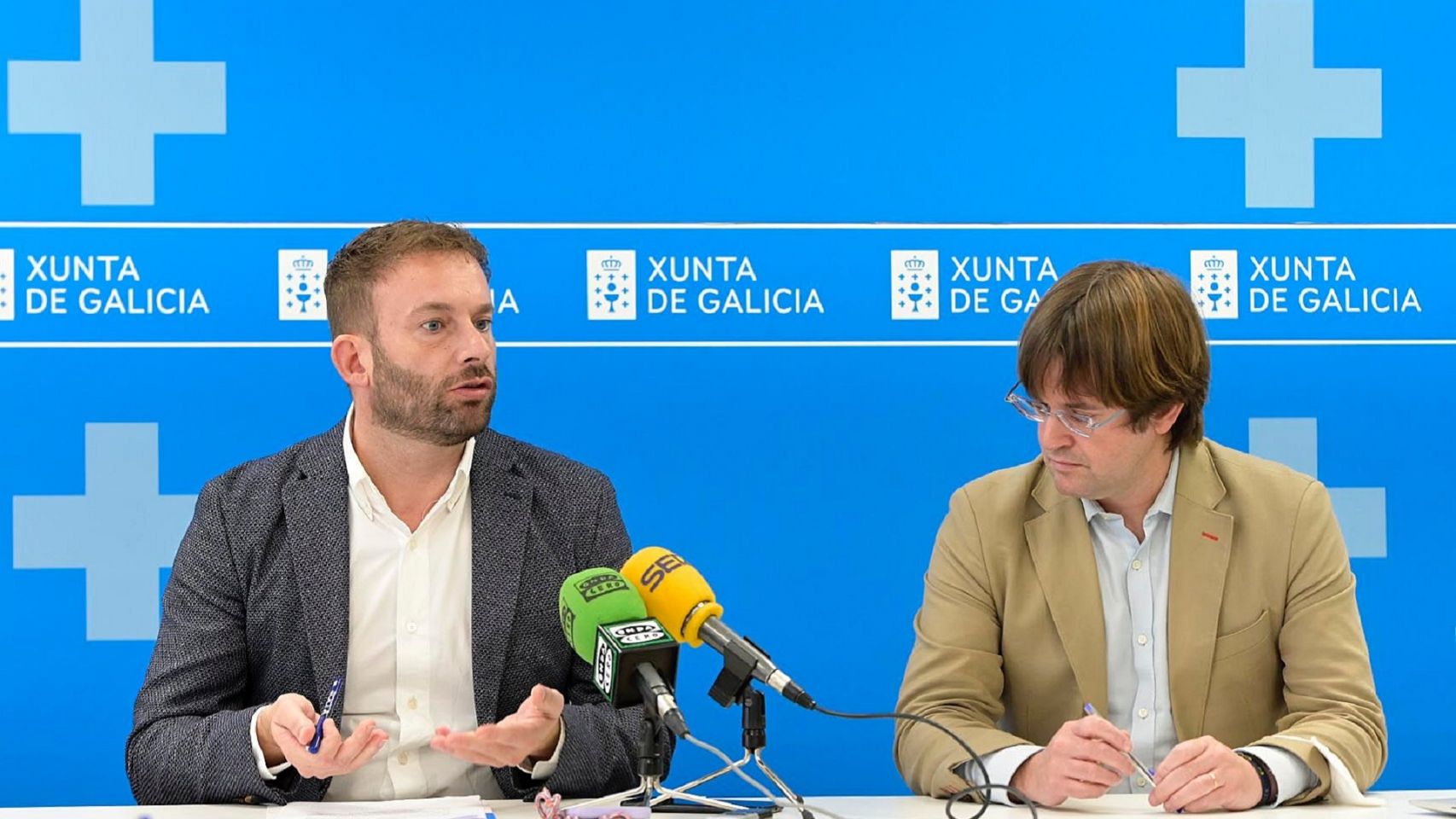 El delegado territorial de la Xunta en A Coruña, Gonzalo Trenor, y el director de la Axencia Galega de Infraestruturas, Francisco Menéndez, en la rueda de prensa de hoy lunes.