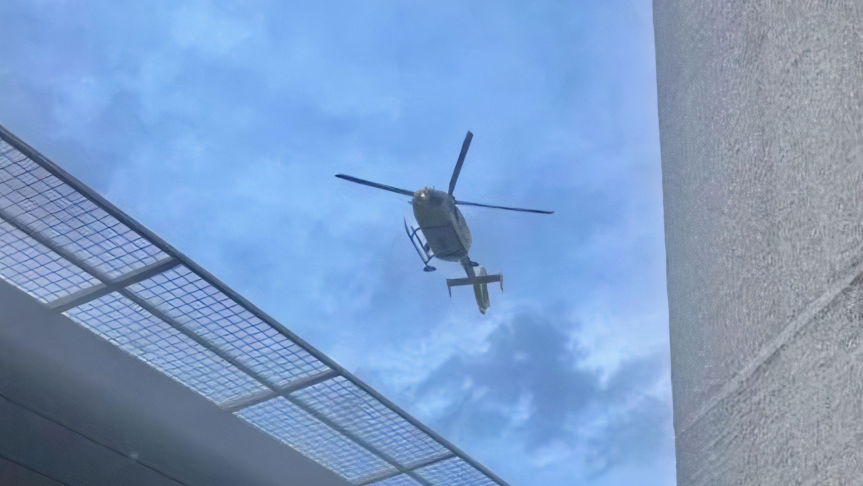 Un helicóptero medicalizado vuela sobre el CHUAC.