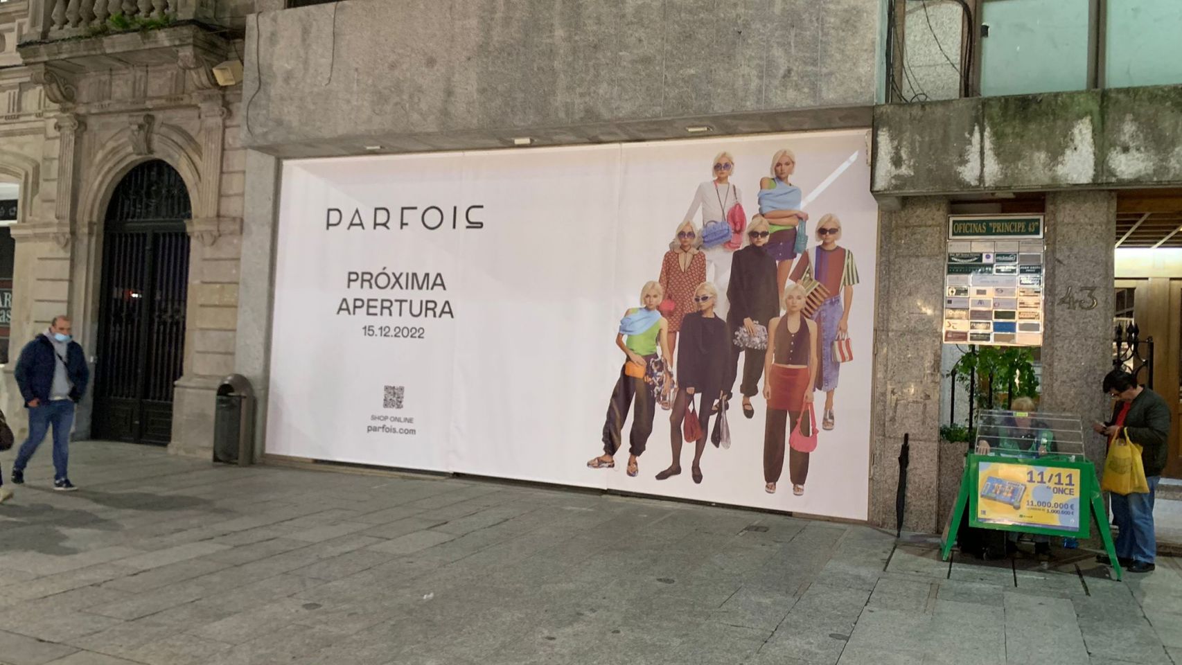 Anuncio de próxima apertura en un local de la calle Príncipe, en Vigo. 