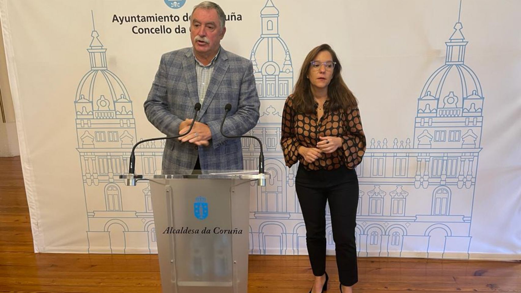 La alcaldesa de A Coruña con el alcalde de Oleiros.