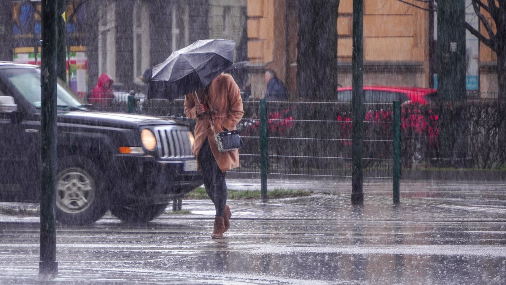 Una mujer pasea bajo la lluvia en una imagen de archivo