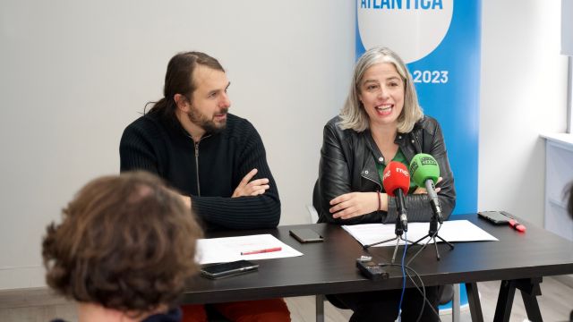 El candidato a la alcaldía por Marea Atlántica, Xan Xove, y la portavoz, María García.