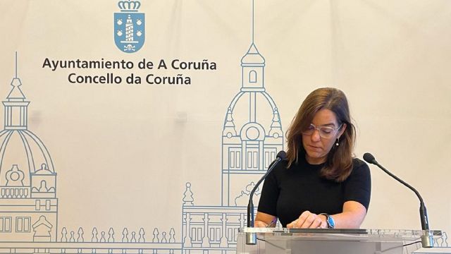 La alcaldesa de A Coruña, Inés Rey, hoy miércoles en rueda de prensa.
