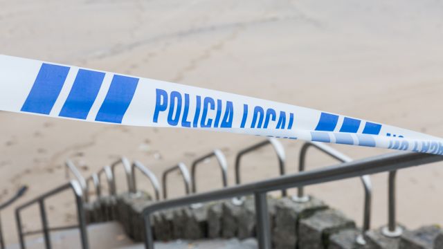 La Policía Local acordona una playa de A Coruña.