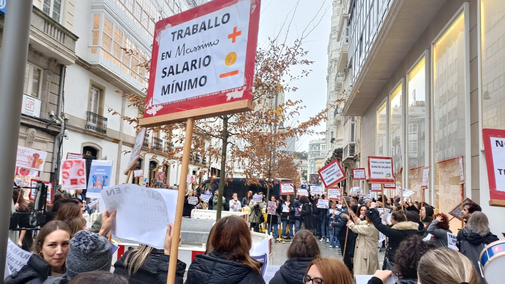 Dependientas de Inditex durante una jornada de huelga en  A Coruña.
