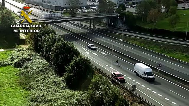 Imágenes del hombre en medio de la vía en la AP-9