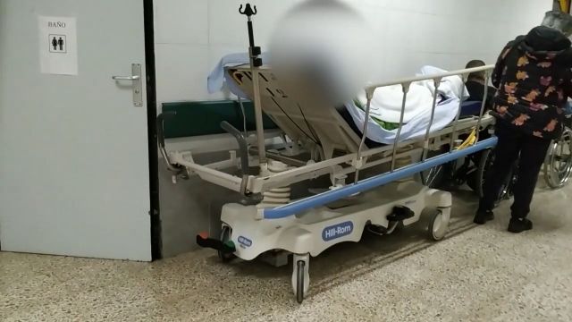Imágenes del 25 de noviembre de 2022, pacientes estacionados en los corredores del Clínico de Santiago