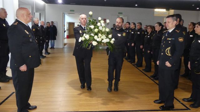 Homenaje a Vanessa Lage en la Comisaría de Vigo esta mañana. 