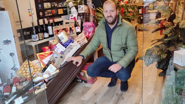 Arturo Varela posa junto a su 'cesta-ataúd' de Navidad.