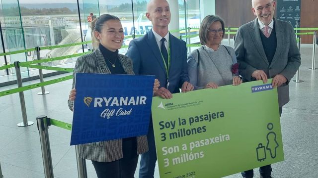 Recepción de la viajera 3 millones en el aeropuerto Santiago de Compostela