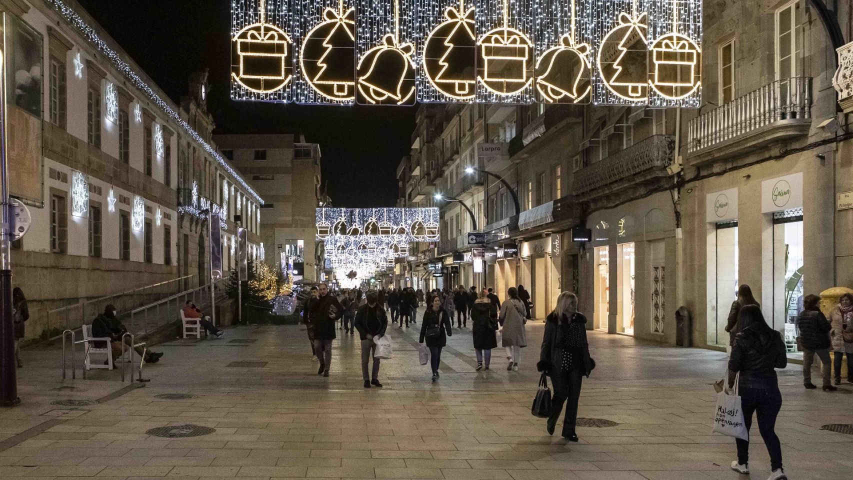Gente de compras en la calle Príncipe en noviembre de 2022.