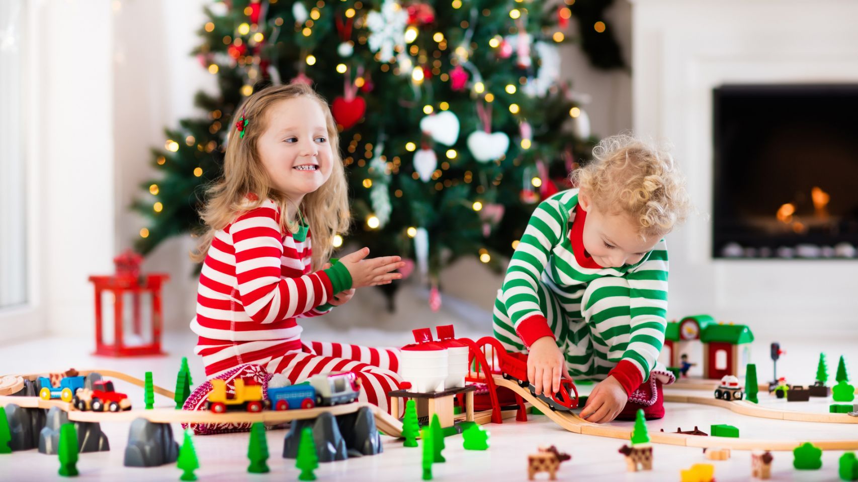 Niños jugando en Navidad.